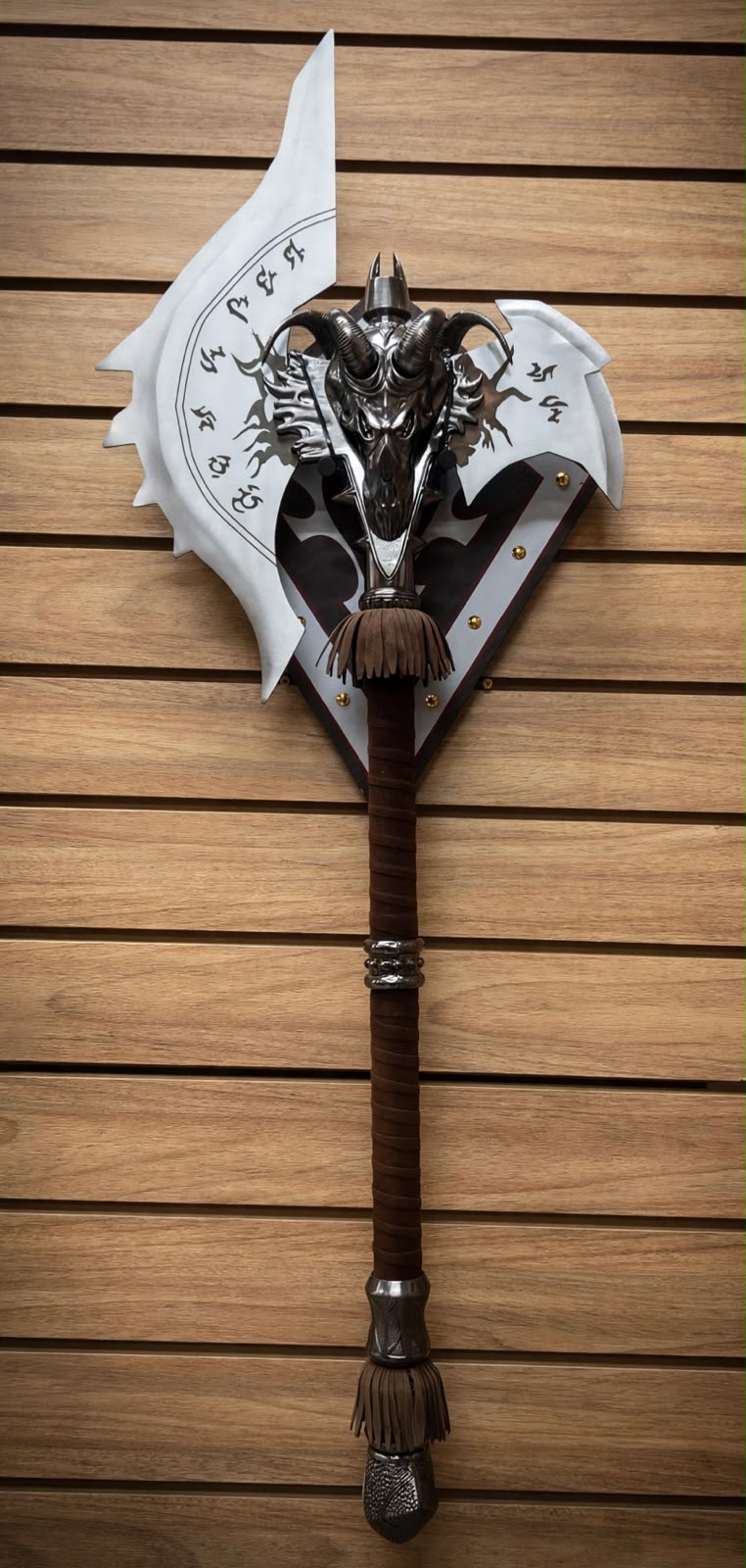 Machado Decorativo Medieval Caveira